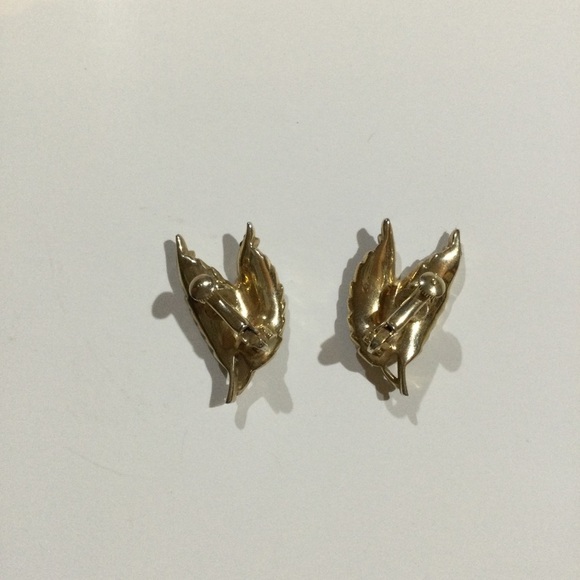Vintage Coro Two Toned Leaf Brooch & Clip On Earrings Set In Gold And Silver. - Picture 5 of 7